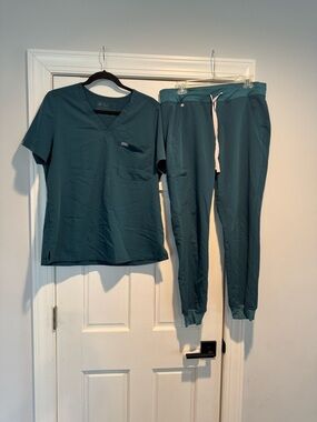 FIGS Teal Scrub Set - Catarina Top & Zamora Pants